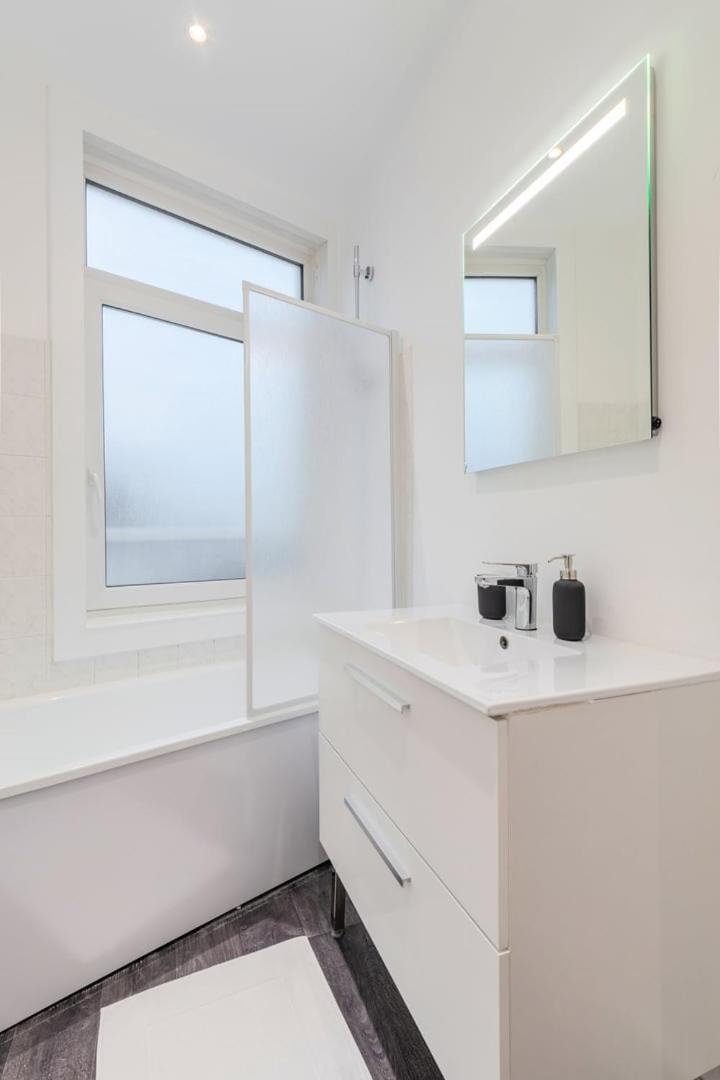 Apartment For 4 In Front Of Lille Flandres Station Buitenkant foto