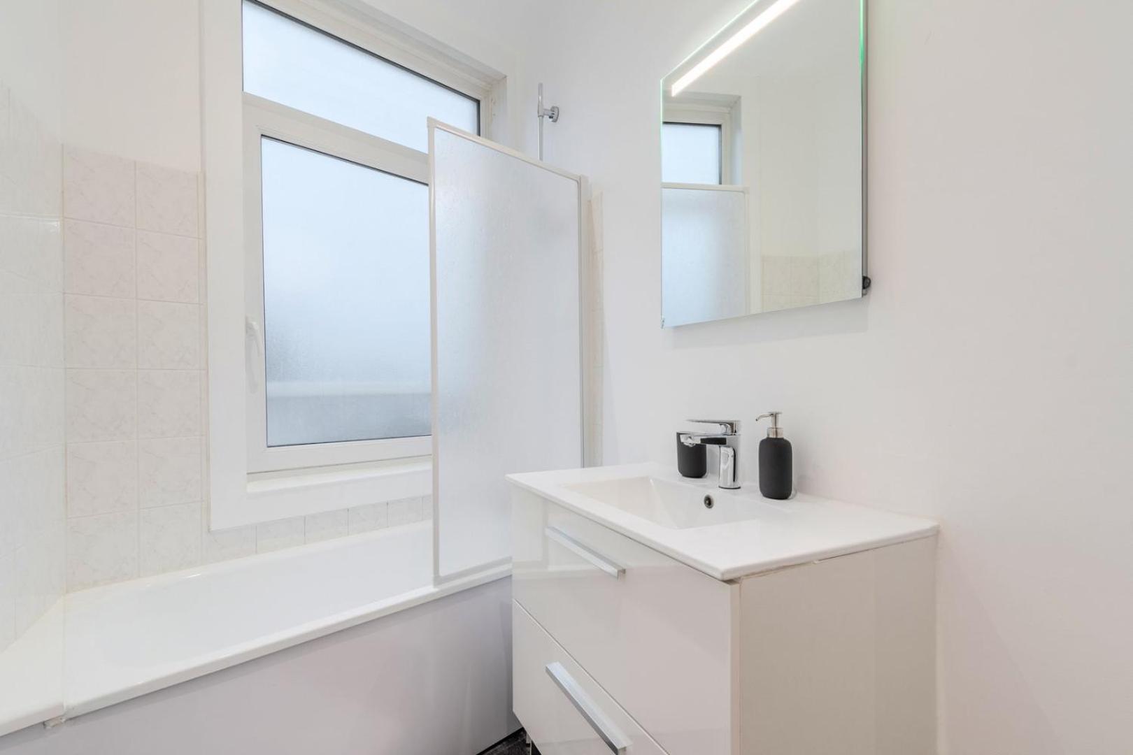 Apartment For 4 In Front Of Lille Flandres Station Buitenkant foto